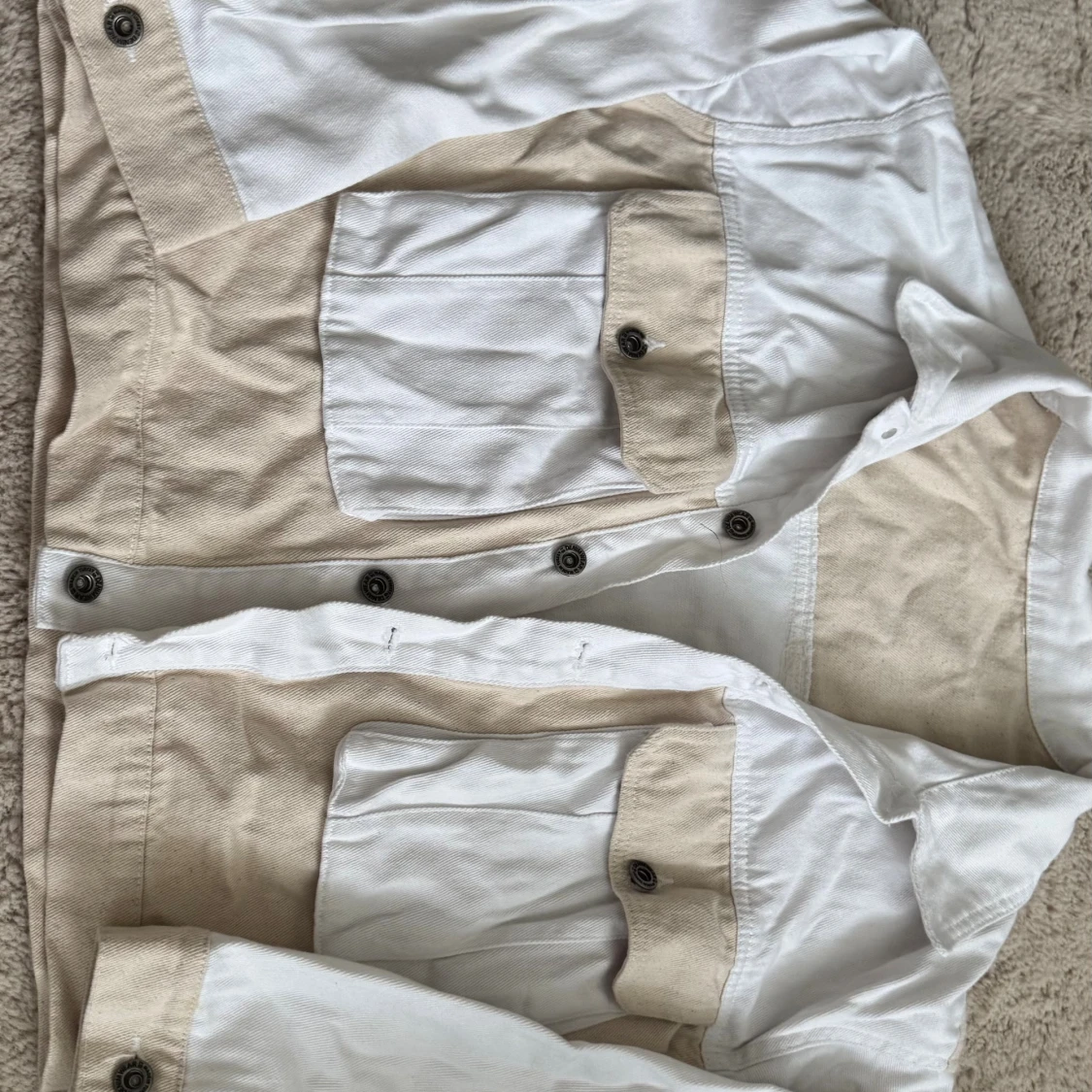 Beige och vit jeansjacka med fickor - 2