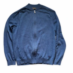 Full zip tröja - Hej! Säljer nu min tröja från märket Maerz, storlek L, bra skick. Tveka inte på att höra av dig om du har frågor eller funderingar kring jackan!