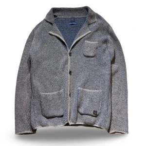 Kofta Stones - Hej! Säljer nu min kofta från märket Stones, storlek M, bra skick. Tveka inte på att höra av dig om du har frågor eller funderingar kring koftan!