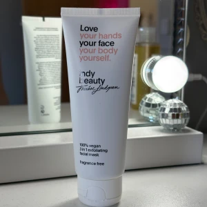 Indy Beauty 3-in-1 Exfoliating Mask - 100% vegansk ansiktsmask från Indy Beauty i vit tub. Masken är parfymfri och kombinerar BHA- och AHA-syra, granatäppleenzym och silikakorn för exfoliering. Aldrig använd.