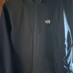  The North Face jacka  - Köpt på JD sports i Stockholm. Tror jag ska ha kvar kvittot på den också. Använd 1 gång så den är jätte fräsch 