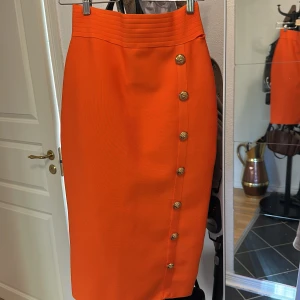 Kjol - Orange kjol i storlek M, aldrig använd 