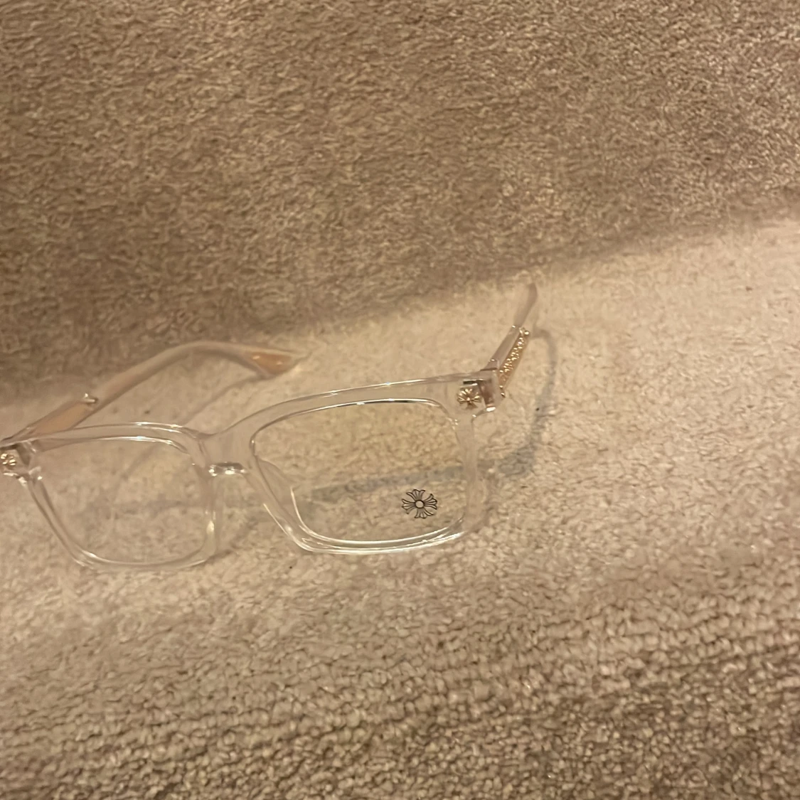 Transparenta glasögon med gulddetaljer