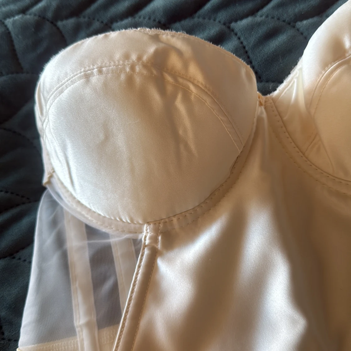 Ivory korsett med mesh och satin - 1