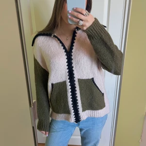 Zara kofta 🤗 - Säljer denna sååå snygga och populära stickade koftan från Zara!! Storlek S men oversized🥰 Säljs inte längre och väldigt eftertraktad! 🩷🩷🩷 Perfekt nu till hösten 😍