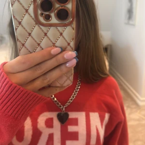 Chunky halsband med svart hjärthänge - Säljer ett chunky halsband i silver  med ett stort svart hjärthänge. Från ur&penn 