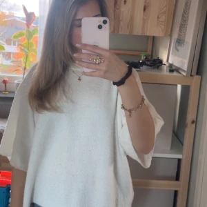 Vit oversized stickad tröja - Säljer en vit stickad tröja med loose passform och korta, vida ärmar. Perfekt för dig som gillar en avslappnad och enkel stil. Passar bra till jeans eller kjol.