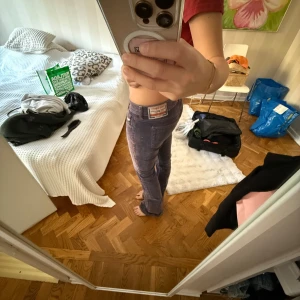 Lila bootcut jeans från Diesel - Säljer ett par lila bootcut jeans från Dielsel! Så trendiga och coola!!!!