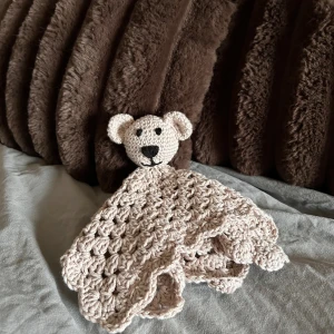 Snuttefilt Björn - Egenvirkad snuttefilt med björnmotiv! Mått 30x30cm och går att tvätta🧸