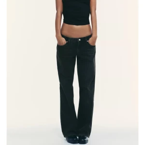 Svarta baggy jeans med låg midja - Säljer ett par svarta jeans, låg midja. De har använts 2 gånger och säljs pga att de är för stora. de är perfekta för dig som gillar en avslappnad och trendig stil. skriv privat för fler bilder🌸