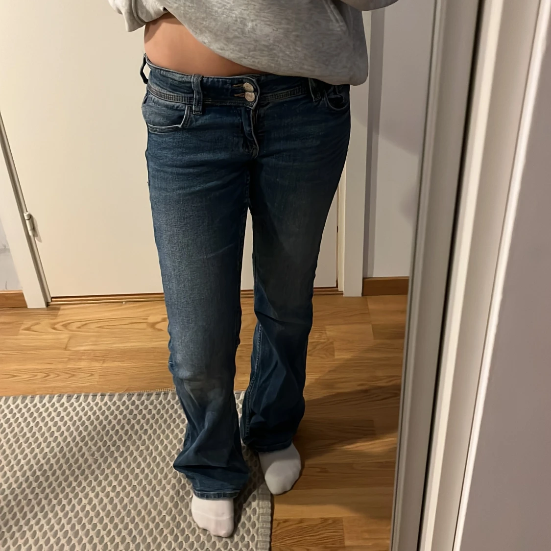 Blå bootcut jeans med fickdetalj