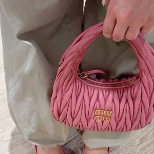 Miu miu väska - !! Första bild lånad!! Har inget kvitto och fick den i present så därav vet jag ej om den är äkta så lågt pris