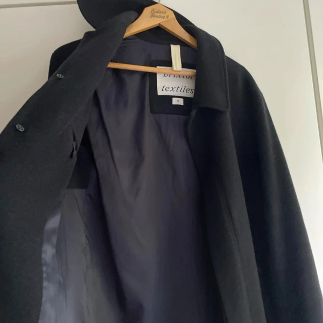 Svart ullkappa från Brixtol Textiles - 2