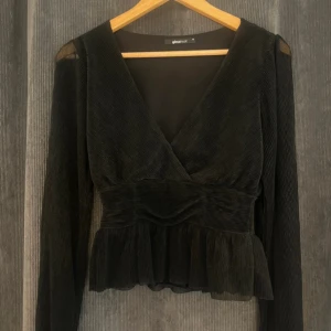 Svart långärmad blus med lite glitter - Svart långärmad blus med lite glitter 