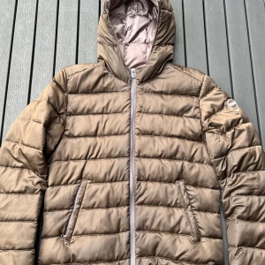 Colmar pufferjacket - Colmar pufferjacket i använt men bra skick, finns några små skavanker, annars bra skick, storlek 48/ M