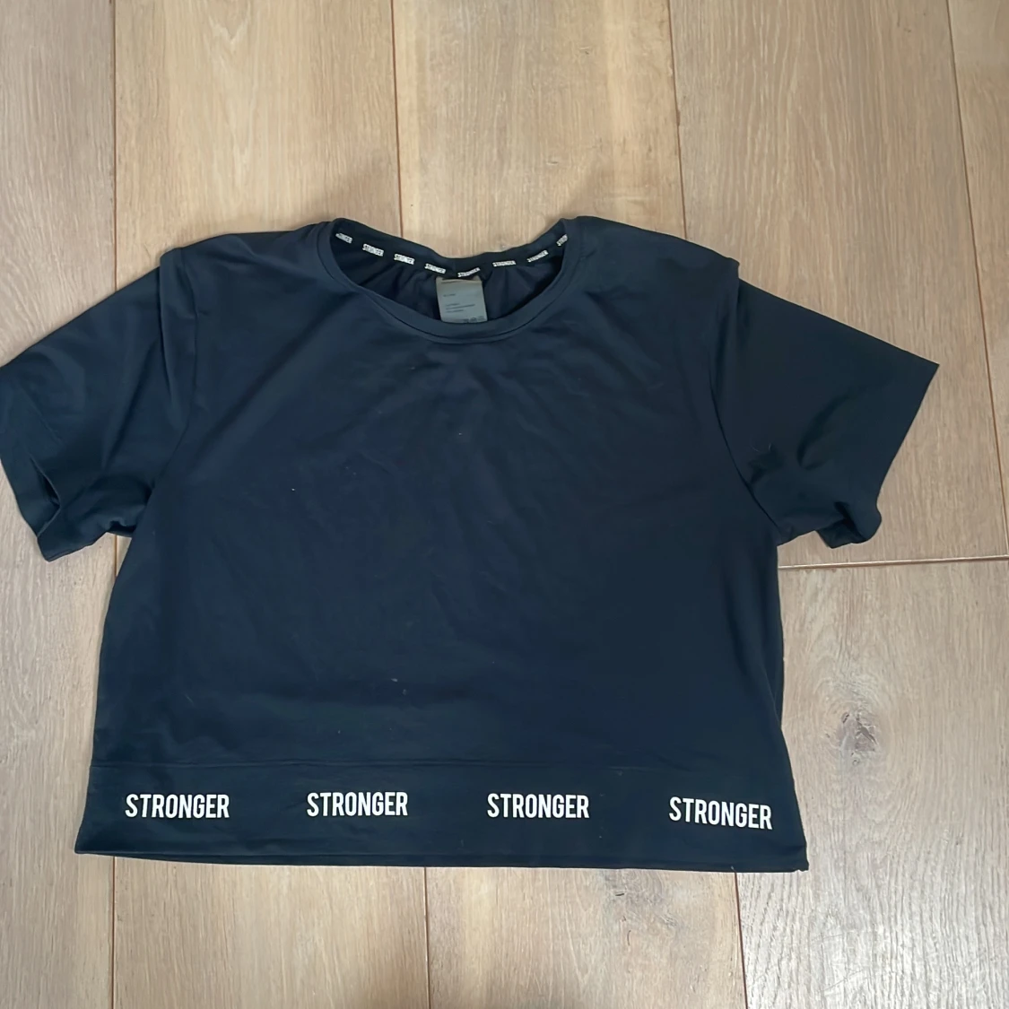 Svart croppad topp från Stronger - 1