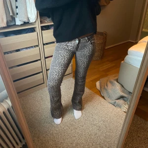 Lågmidjade leopardjeans - Lågmidjade leopardjeans från Nelly som inte längre kommer till användning, de är i storlek 38 men skulle mer säga att de är i storlek 36💗