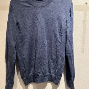 Blå rundhalsad ulltröja Oscar Jacobson - Säljer en Oscar Jacobson tröja i Size S då den är för liten. Tröjan är köpt på NK och har kvitto om det önskas att se. Har inga defekter och har tvättats få tal gånger. Ny pris 1500kr. 