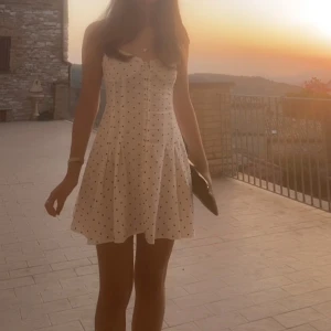 Prickig klänning - Supersöt klänning från Zara🩷 verkligen en av mina favvos!!!   En tråd till en knapp har gått sönder, men det går fortfarande att knyta den till knappen, så det är verkligen inget som märks (se sista bilden)