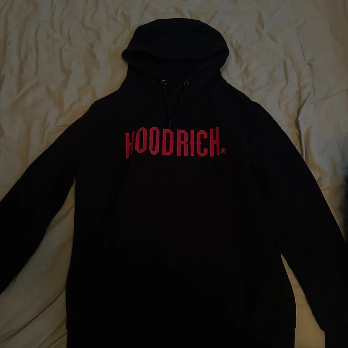 Svart HOODRICH hoodie med röd logga - 1