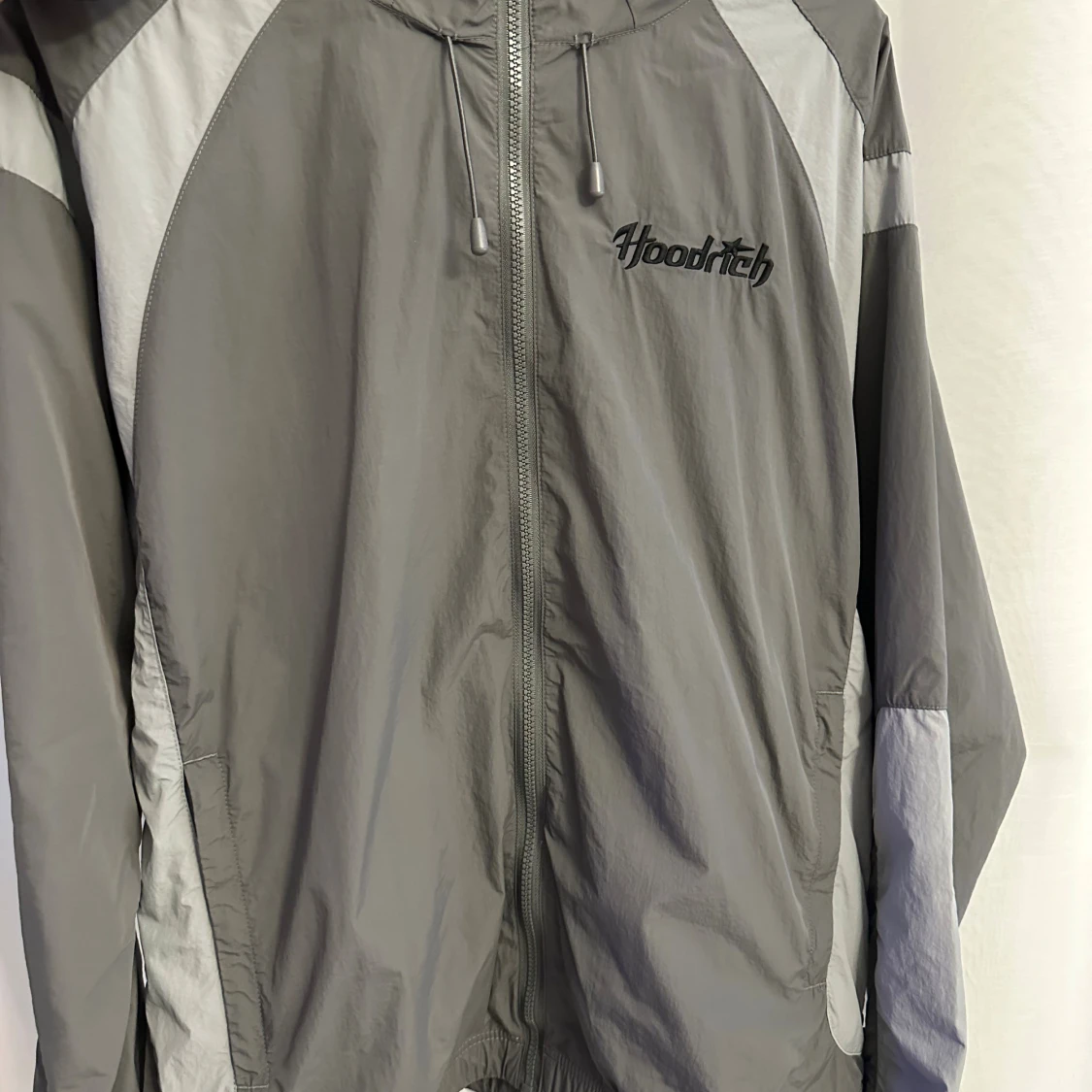 Grå dressset från HOODRICH - 1