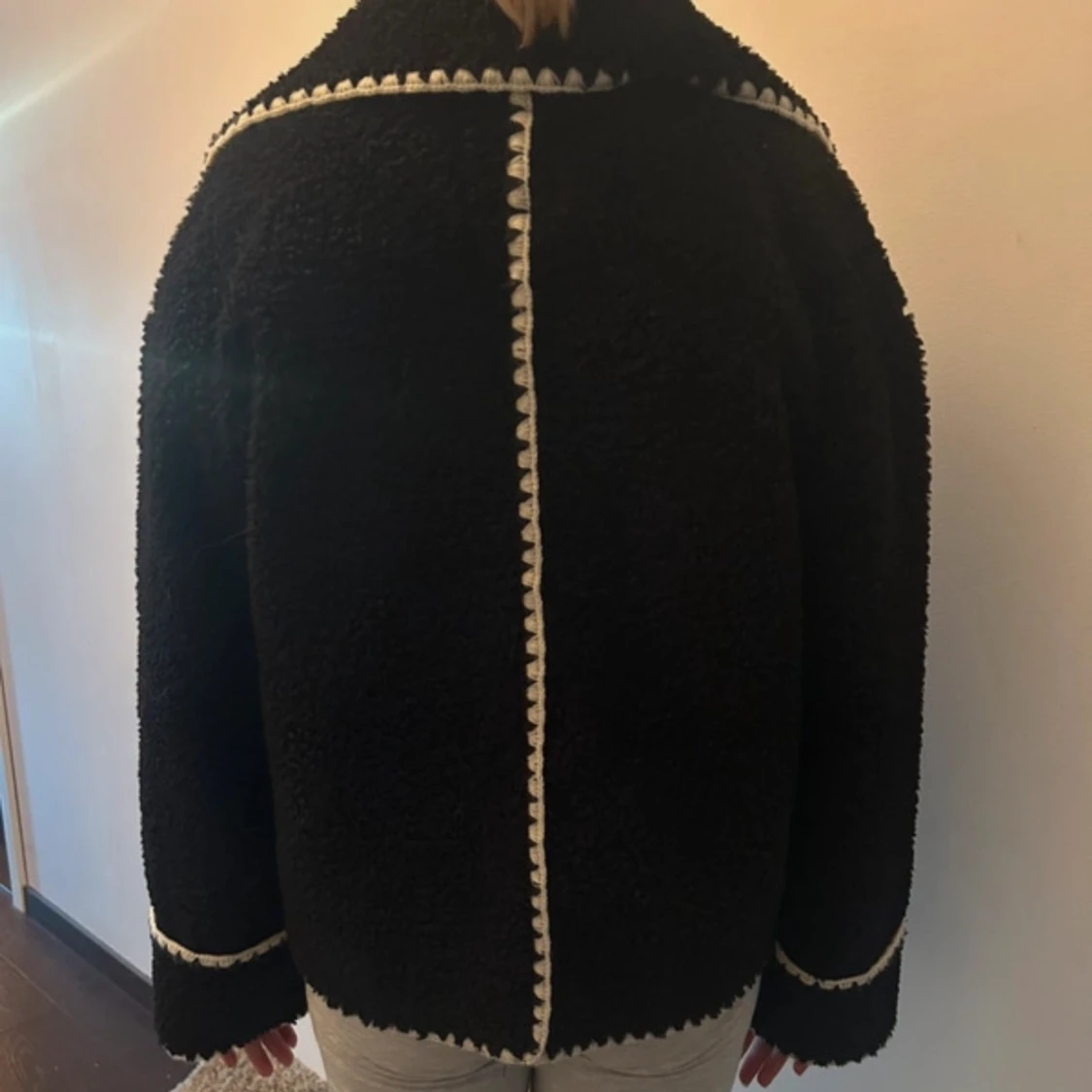 Svart teddyjacka från Object - 1