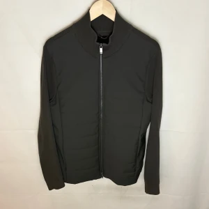 Massimo dutti cardigan  - Modellen är 185