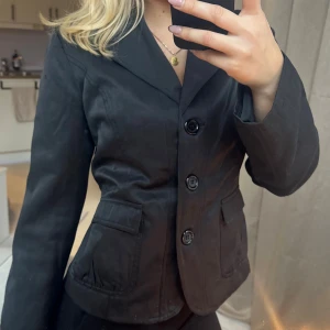 Jacka/kavaj - Superfin jacka/kavaj 🖤 Har liten defekt på axeln/ärmen syns på bild 2. Jag har vanligtvis storlek s 