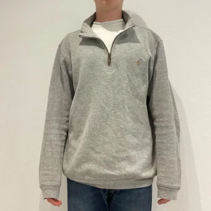 Grå half zip tröja från Polo Ralph Lauren - Ralph lauren quarter zip || Storlek L || Modellen på bilden är 170cm och väger 62kg || Tveka inte på att höra av dig vid frågor eller funderingar 