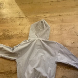 Ljusblå hoodie från 157, XS - Säljer en stilren ljusblå hoodie från 157 i storlek XS. Tröjan har huva med snörning och är tillverkad i mjukt material som känns skönt mot huden. Perfekt för chill dagar och enkel att matcha med jeans eller joggers.