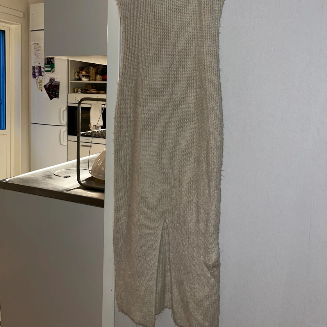Stickad beige långklänning med slits