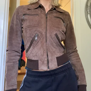 Brun mockajacka - Brun Vintage mockajacka från Only, skulle säga stl xs/s 💕 lite tight på mig.