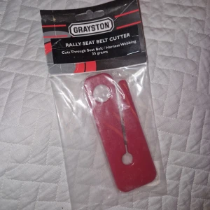 Bältesskärare - Bältesskärare ny i förpackning. Skär effektivt genom säkerhetsbälten och seleband, perfekt för motorsport och nödsituationer. Lättviktig (35 gram) och enkel att använda. Helt ny