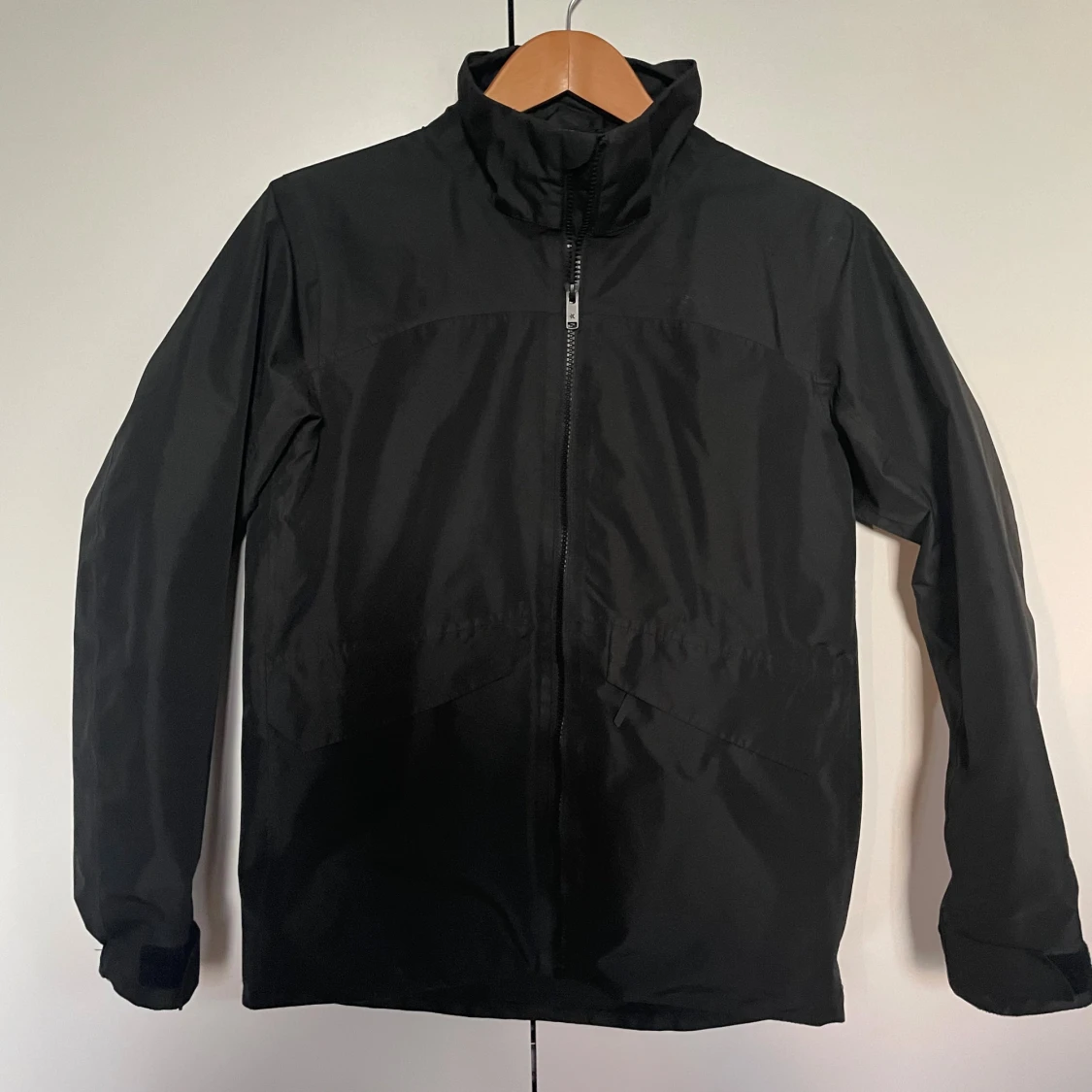 Svart vindjacka från Everest