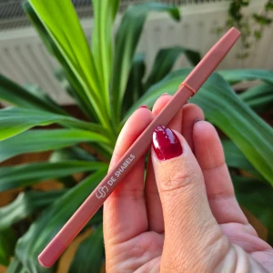 DéShabéls lipliner Dardan - Läppenna/lipliner från DéShabéls i färgen Dardan. Tyvärr lite för rosa för att passa mig.