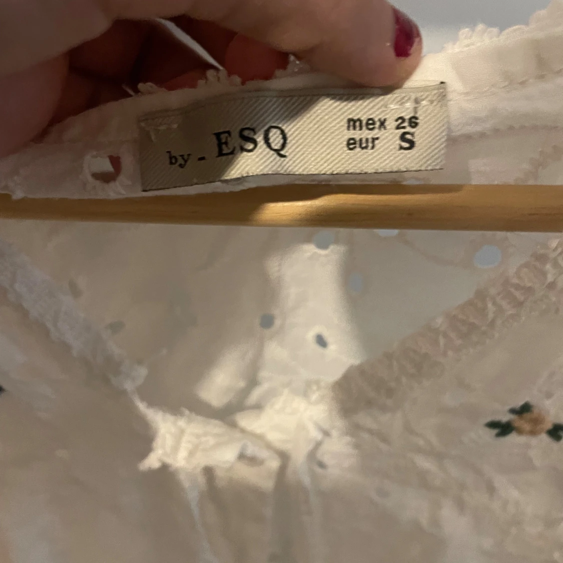 Vit broderad blus från ESQ - 2