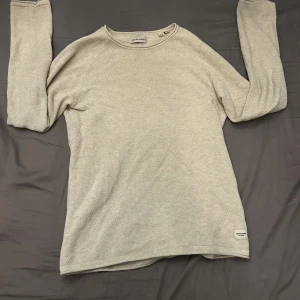 Beige långärmad tröja Jack & Jones - Säljer en stilren beige långärmad tröja från Jack & Jones i storlek XS. Tröjan har en klassisk rund halsringning och är tillverkad i ett mjukt bomullsmaterial. Rikigt snygg med bra passform. Priset kan diskuteras👍