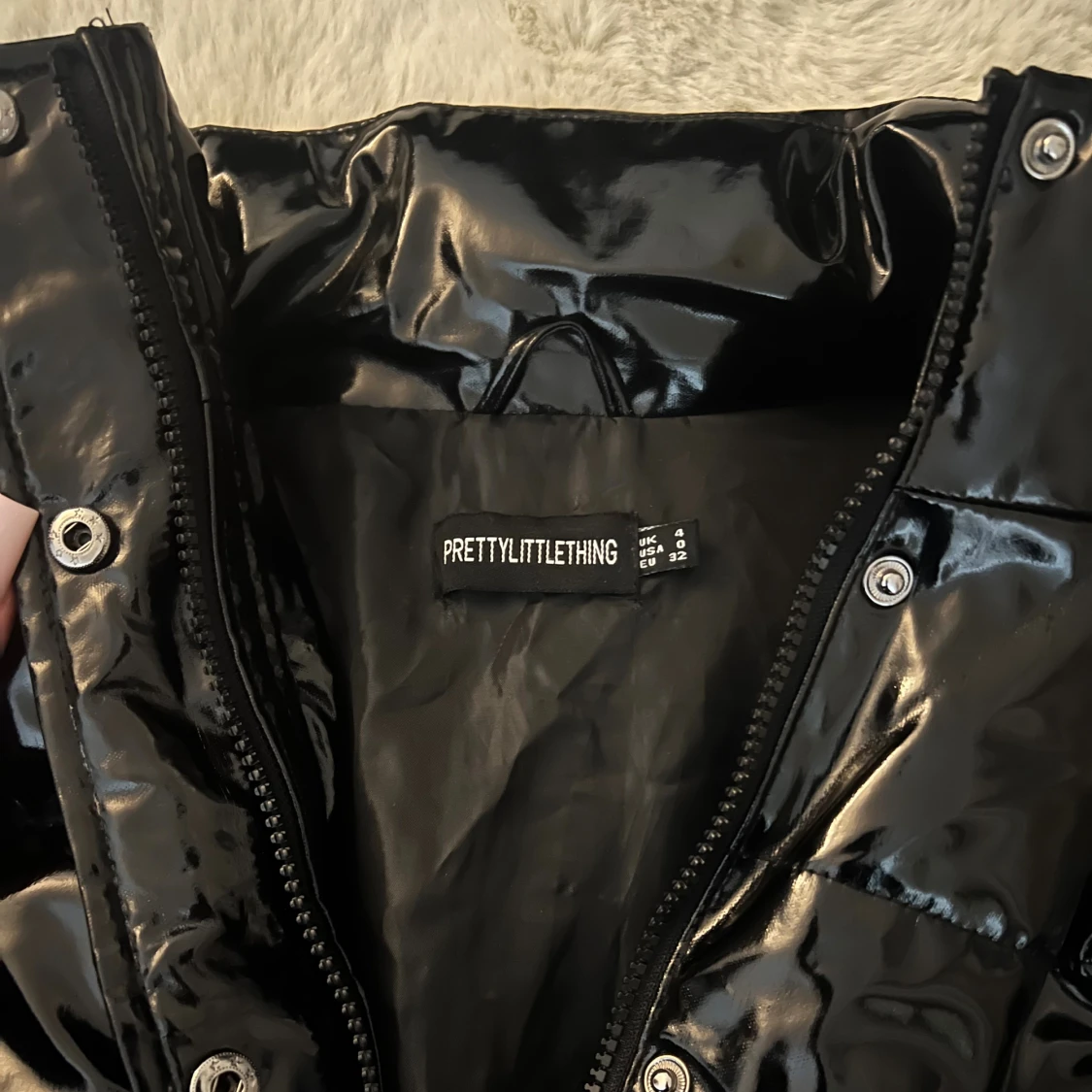 Svart glansig pufferjacka med dragkedja - 2