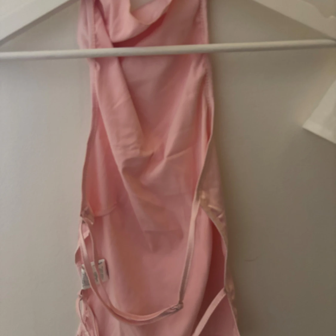 Ljusrosa halterneck topp med öppen rygg - 2