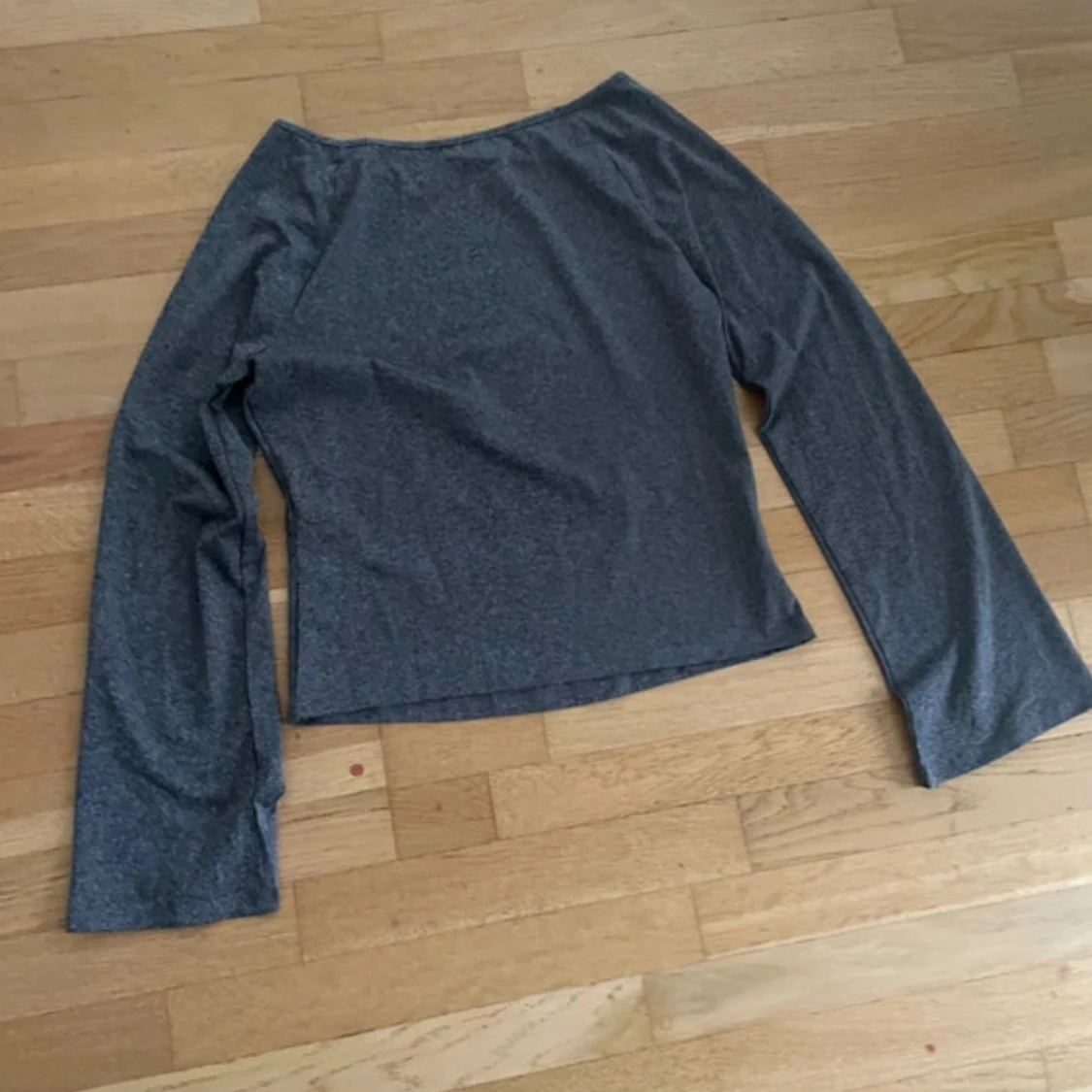 Grå långärmad topp med hjärtdetalj - 1