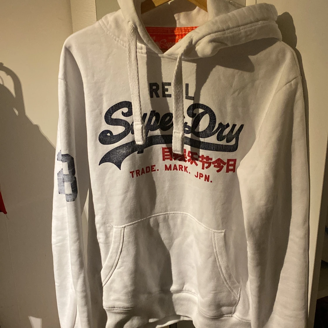 Vit Superdry hoodie med tryck