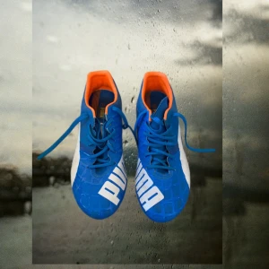 Puma Fotbollsskor. - Hallå! Säljer mina Puma Fotbollsskor, som inte används längre. Som förtjänar andra chans hos någon annan. 🫶🏽