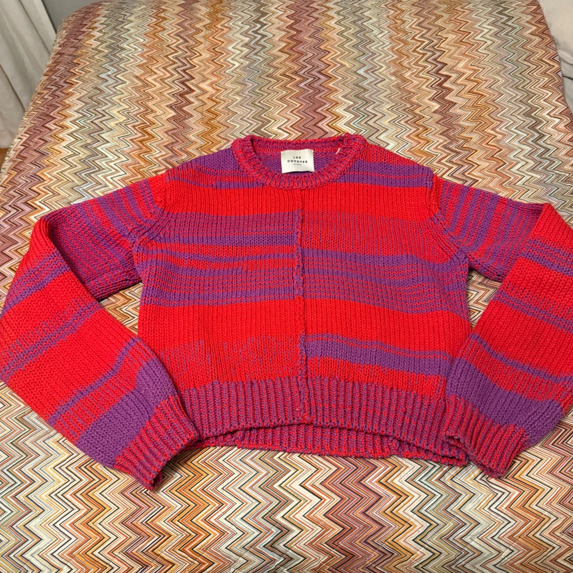 Randig stickad tröja med öppen rygg