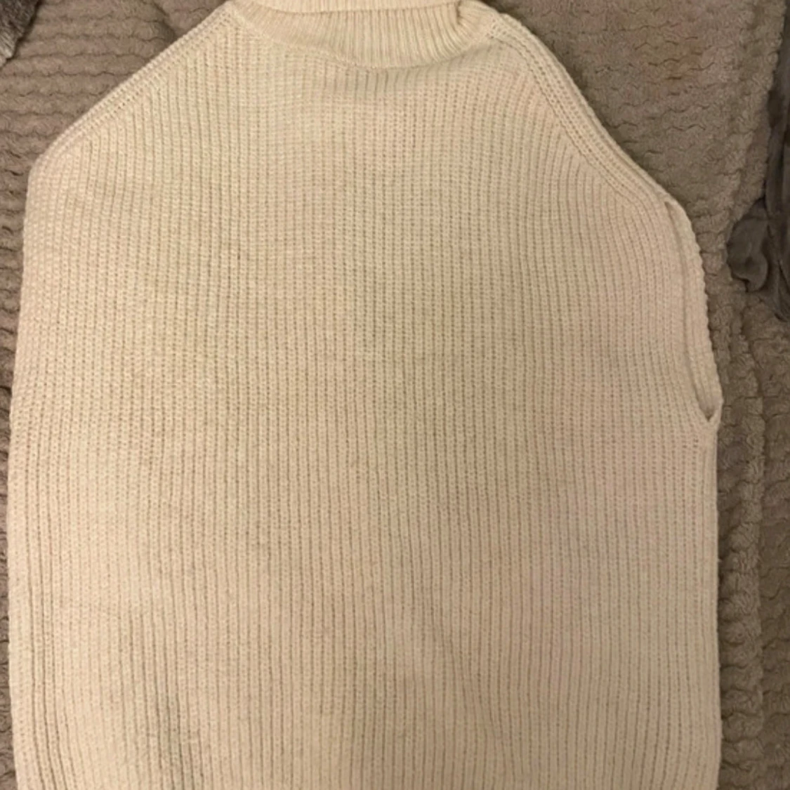 Beige stickad väst från NA-KD