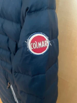 Mörkblå Colmar jacka  - En super fin mörkblå colmar jacka med en orange insida. Är använd och colmar märket på baksidan har ramlat av som man ser på en av bilderna 💞den är i storlek M men passar mig som brukar bära S-XS