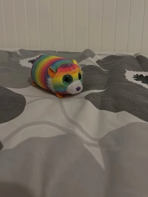 Fyra färgglada små gossedjur - Säljer fyra små gossedjur i olika mönster: regnbågsrandig, färgglad prickig, neon leopard och klassisk leopard. Dem är små och söta , perfekta till lite mindre barn