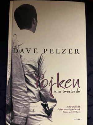Pojken som överlevde - En stark och gripande bok om att överleva mot alla odds. Dave Pelzer berättar om sin väg från en svår barndom till vuxenlivet, om kampen för att hitta mening och glädje. Perfekt för dig som gillar verkliga berättelser om motgångar, hopp och personlig utveckling.    Namnteckning på försättsblad 