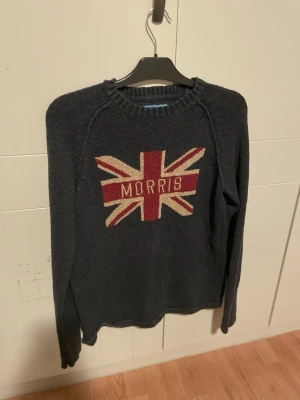 Grå Morris tröja med tryck - Snygg Morris tröja i färgen grå! Den är i bra skick, och perfekt för kyligare säsonger som väntar oss och även julklapp! Hör av dig vid funderingar🤩