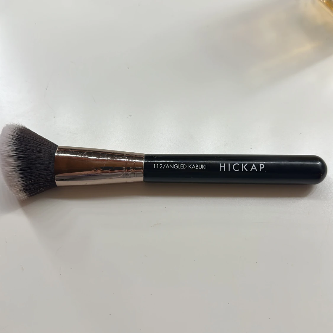 Hickap 112 Angled Kabuki sminkborste - 1