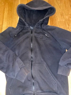 Peak performance zip up  - Svart peak performance zip up i jätte bra skick